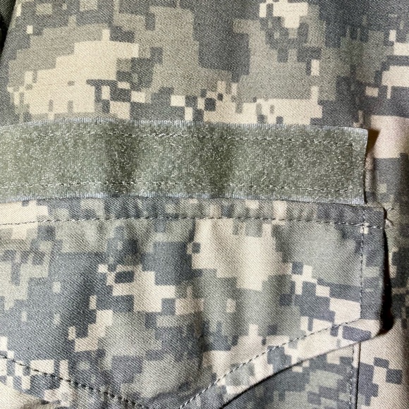 Men’s US Army issue ACU M-65 field jacket. Heavy material, like new. Never worn. - Picture 5 of 7